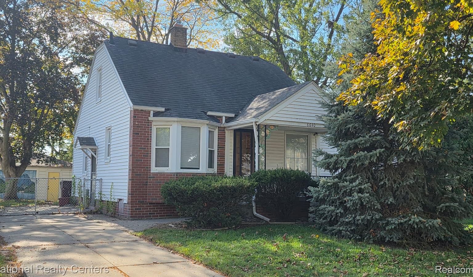 8640 Harding St, Center Line, MI 48015
