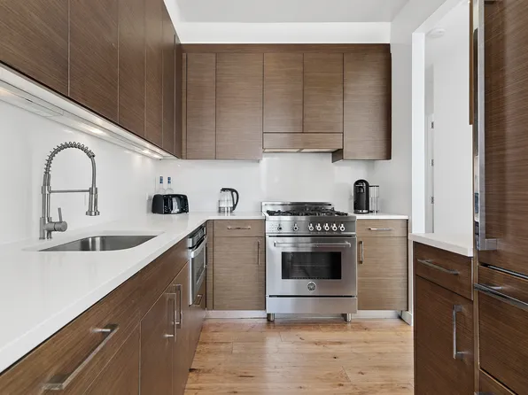 325 Lexington Avenue 22C image 3 of 7