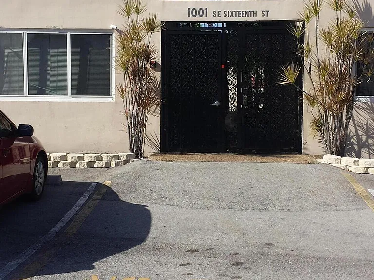 1001 SE 16th St #17 — Photo 1