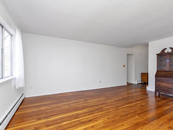 2nd image of 1 Alma Ln