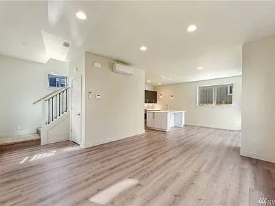 4718 8th Ave NE — Photo 10