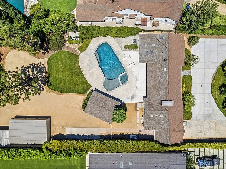 5823 Lubao Ave — Photo 41
