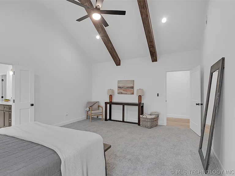 515 W El Paso St — Photo 44
