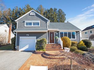 16 Marilyn Blvd, Plainview, NY 11803