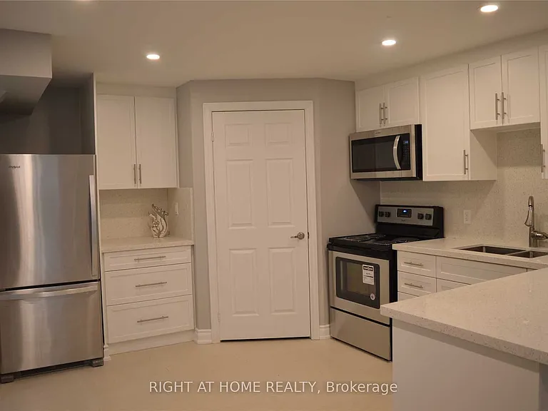 5332 Floral Hill Cres #BASEMENT — Photo 2