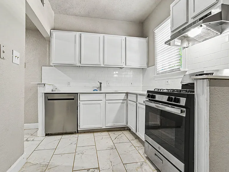 4515 Swiss Ave — Photo 2