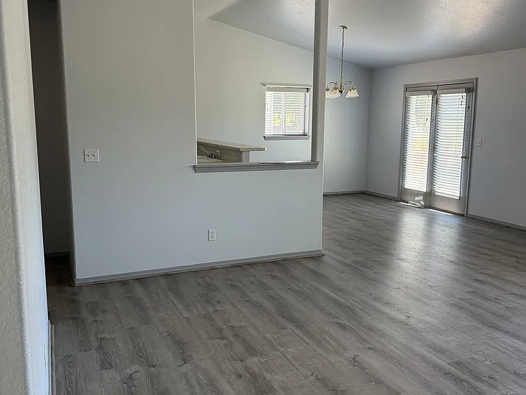 2112 Mead Ln — Photo 15