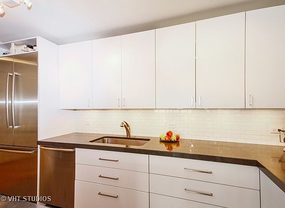 3rd image of 330 W Diversey Pkwy APT 704