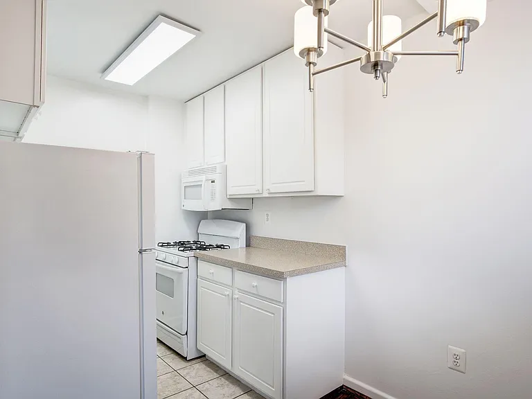 Hill House Apartments — Photo 9