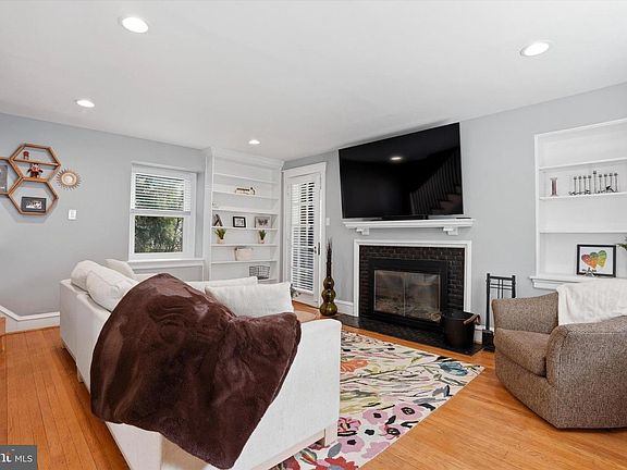3rd image of 310 Old Forest Rd