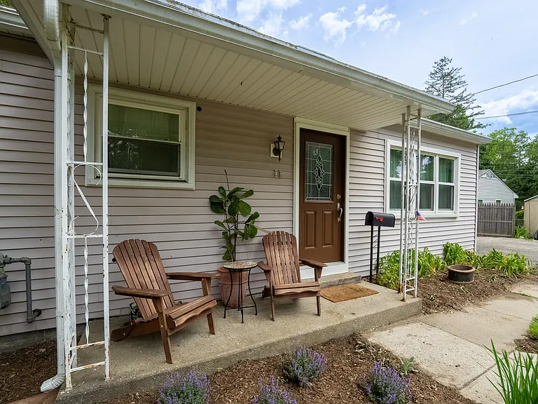 11 Chestnut St — Photo 2