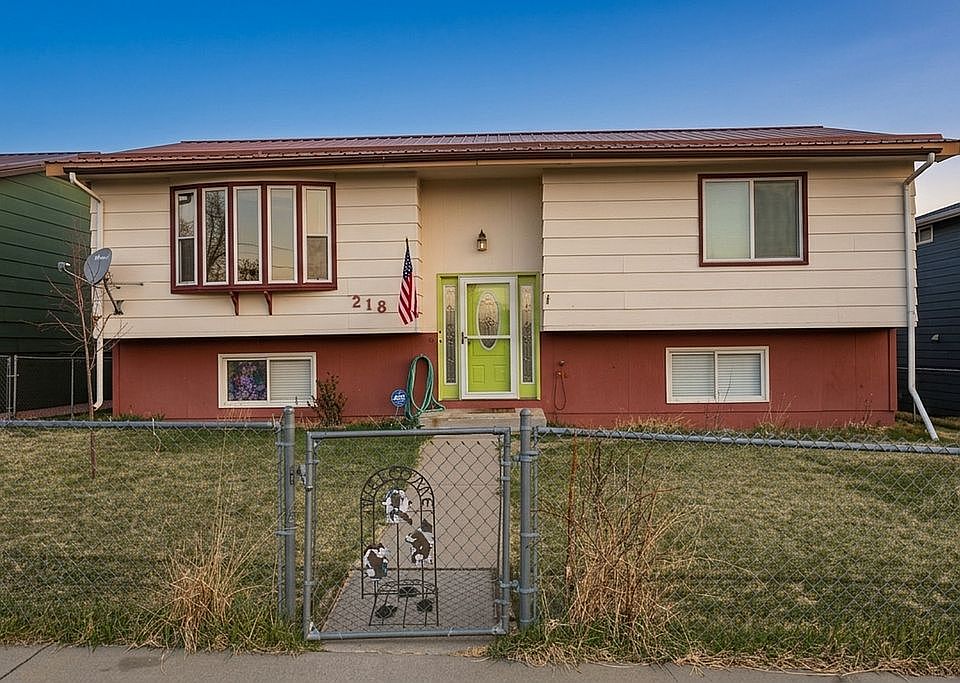 1st image of 218 5th Ave NE