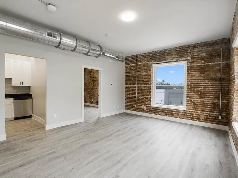 792 W Montrose St #205 — Photo 6