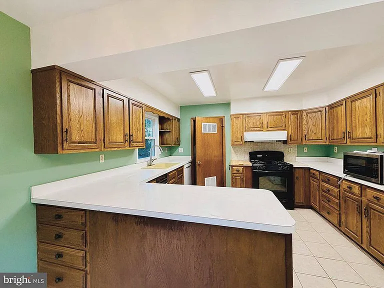907 Heron Dr — Photo 11