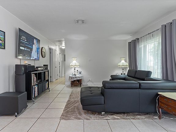 5th image of 830 SW 1st Avenue