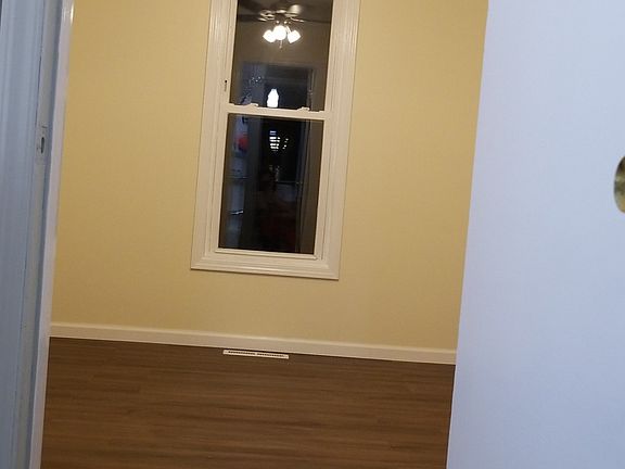 4th image of 1004 Courtney St NW