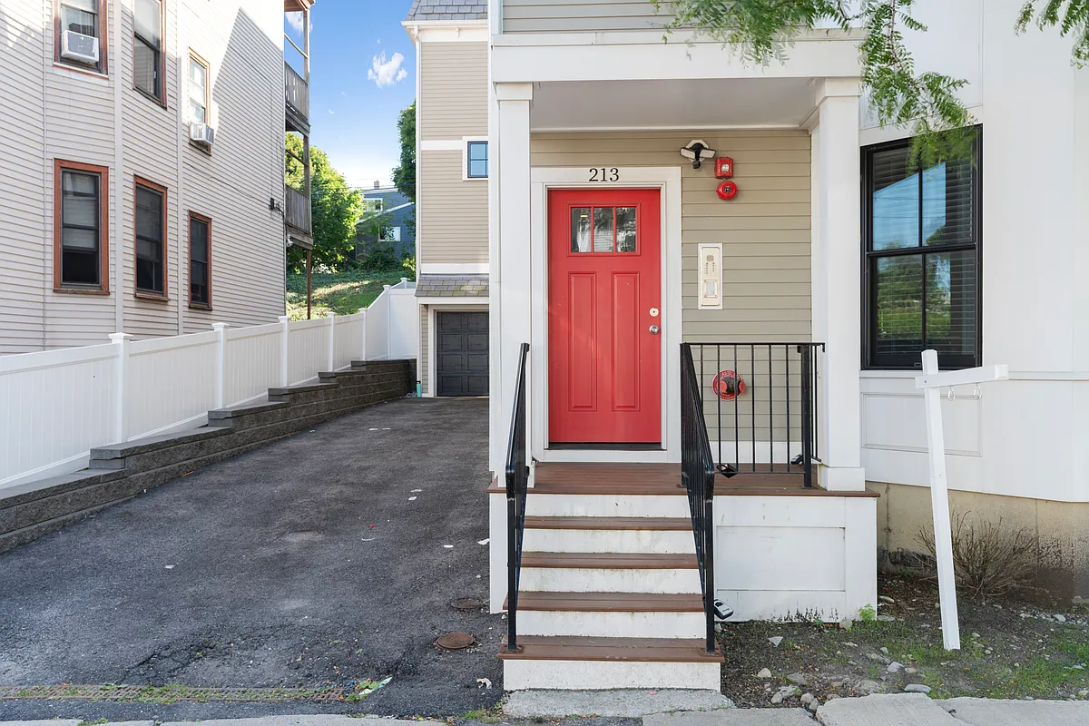 Building Photo - 213 E Eagle St #1