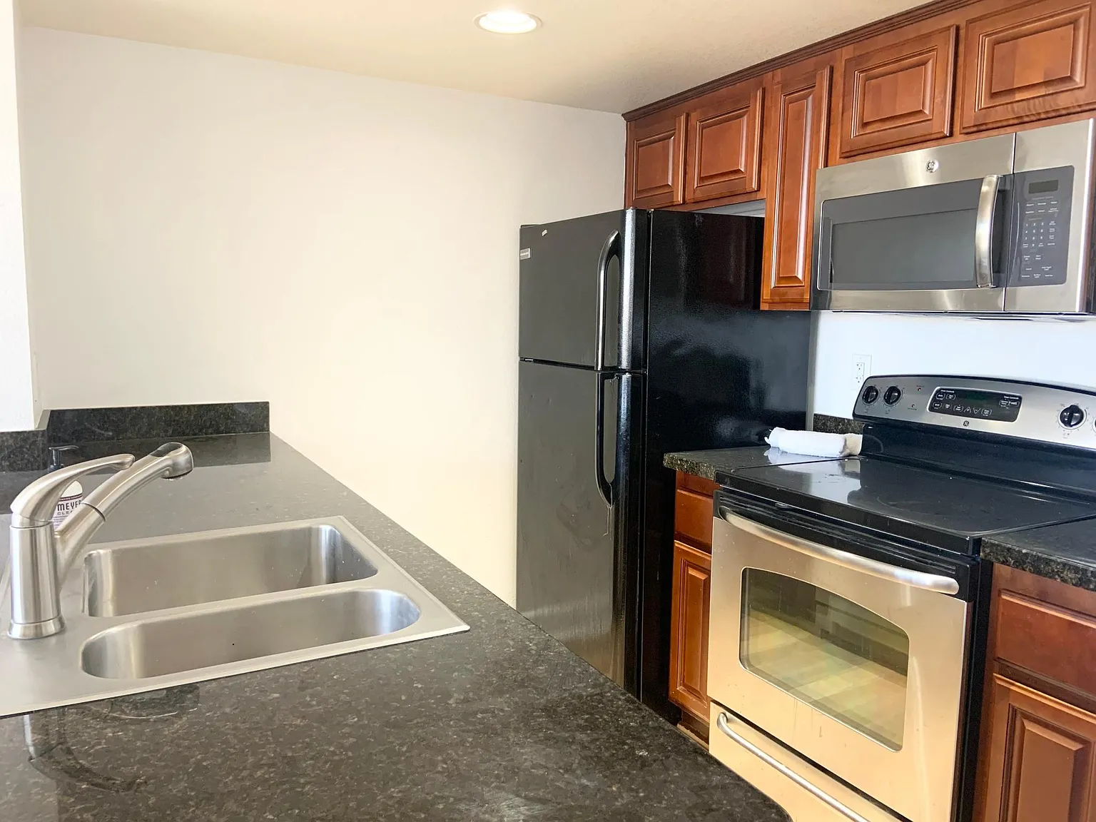 2 bed, 826 sqft, $1,750 — Photo 2