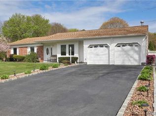 33 Niewood Dr, Ridge, NY 11961