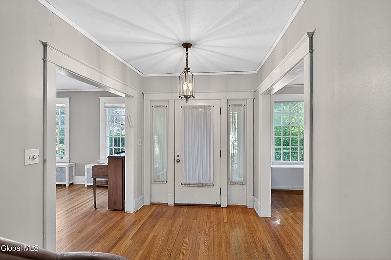 4th image of 850 Mercer Street