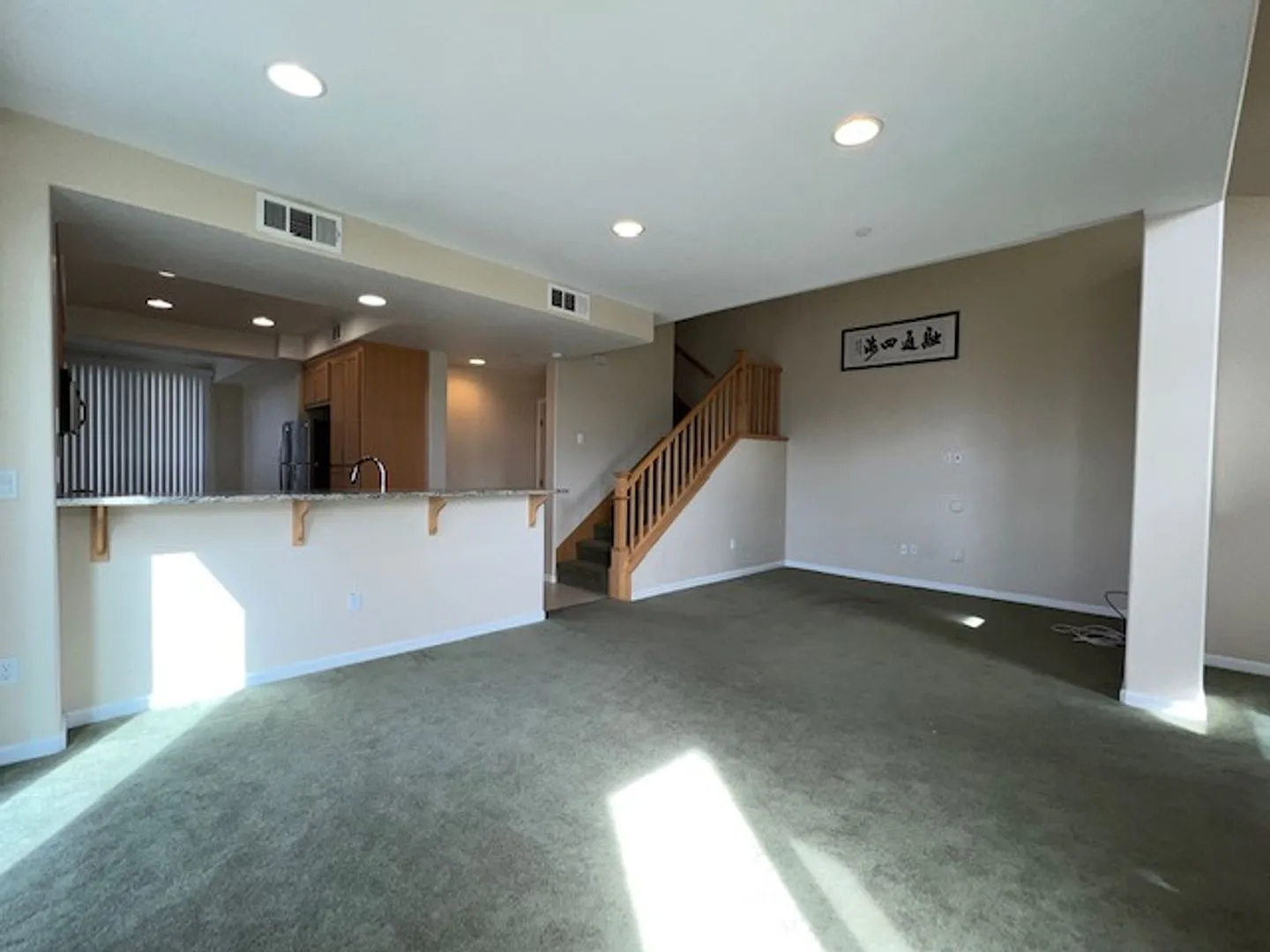 Immaculate 3 Bedroom 2.5 Bath Townhome With Lots of Sunlight and Steps From Luna Park — Photo 4