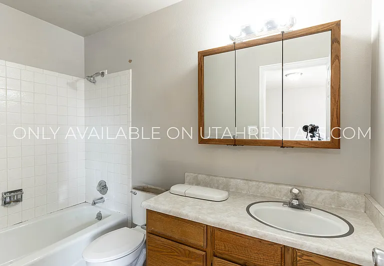 139 N Center St — Photo 10