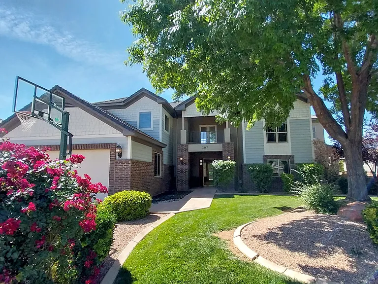 307 W Pebble Dr — Photo 1