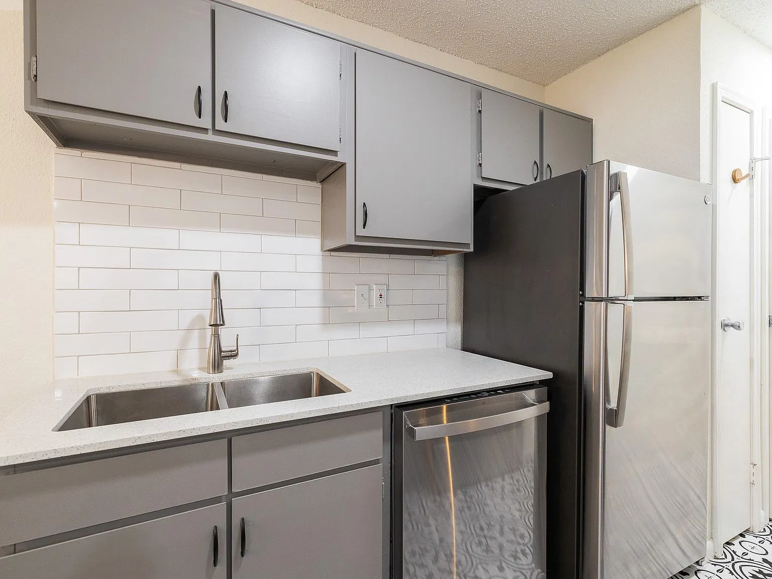 1 bed, 1.0 bath, 704 sqft, $1,050 — Photo 3