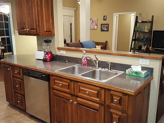4th image of 24 Meadowview Dr