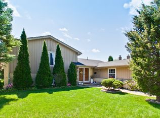 1735 Peachtree Dr, Arlington Heights, IL 60004