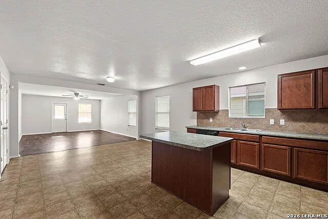 3 bed, 2.0 bath, 1703 sqft, $1,695 — Photo 2