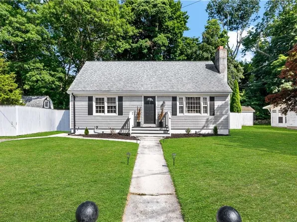 80 Briggs Ln, Tiverton, RI 02878