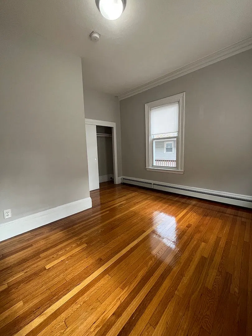 Huge 4 Bed 2 Bath in Brighton! — Photo 4