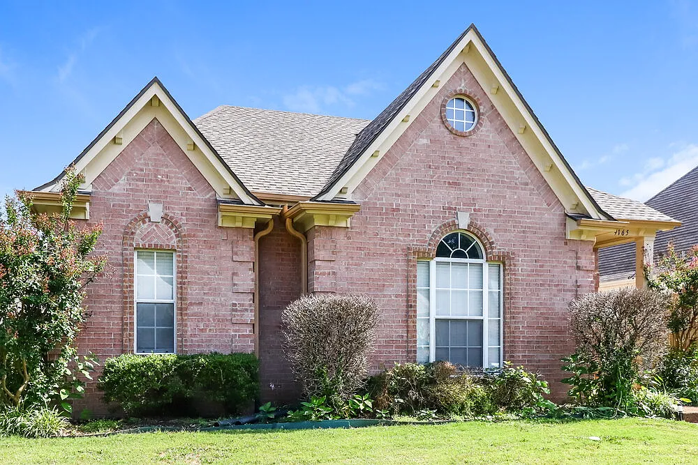 3 bed, 2.0 bath, 1300 sqft, $1,725 — Photo 3