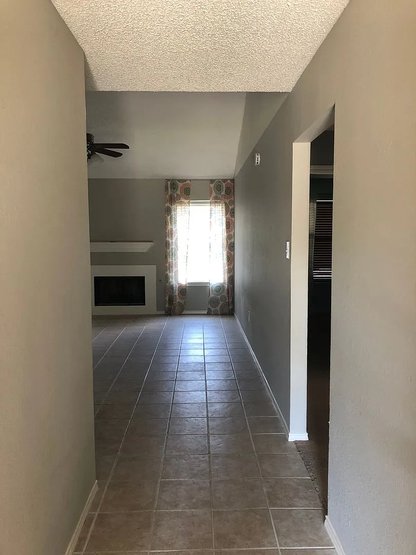 Adorable 3 Bedroom/ 2 Bath - Available November!! — Photo 2