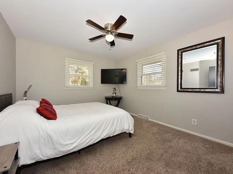 1538 W Liebau Rd — Photo 32