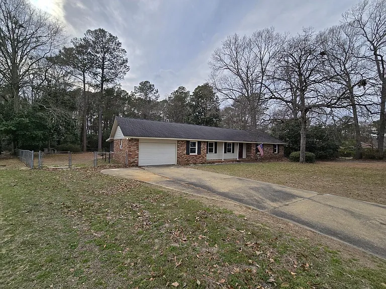 637 Sierra St — Photo 3