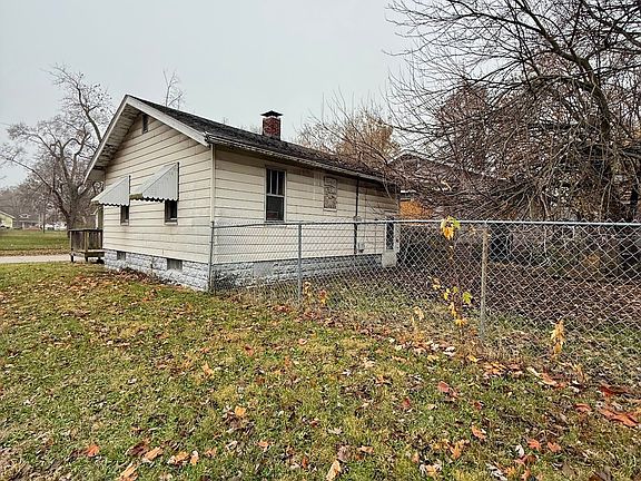 3rd image of 1652 E Hickory St