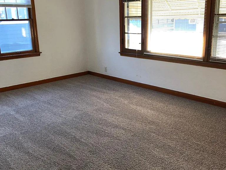 533 Ledochowski St — Photo 5