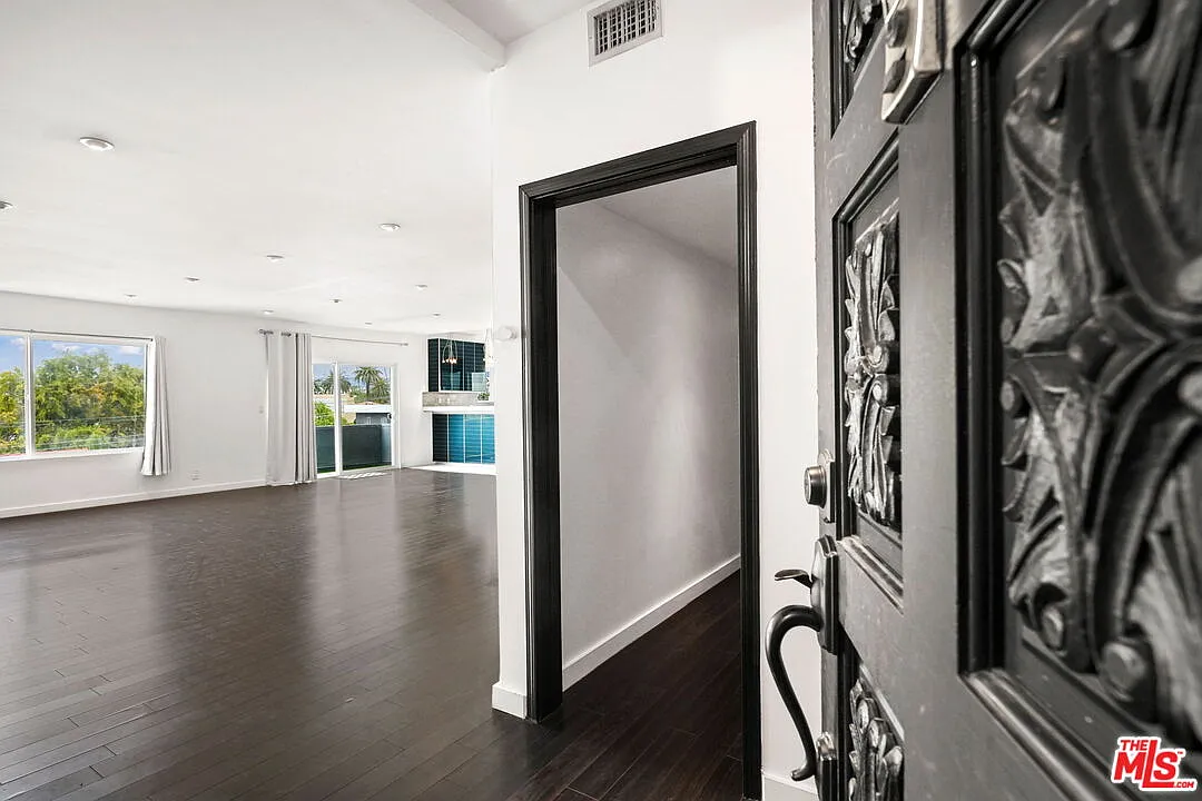2 bed, 2.0 bath, 1693 sqft, $4,650 — Photo 2