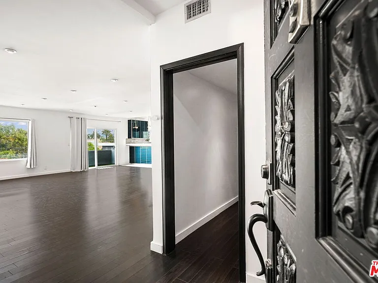 825 S Le Doux Rd #303 — Photo 2