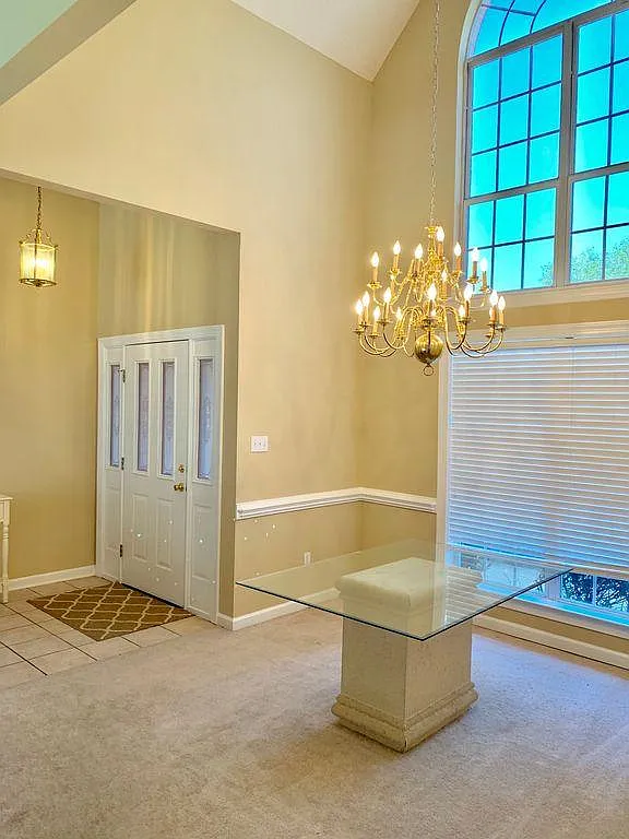4 bed, 2110 sqft, $2,300 — Photo 2