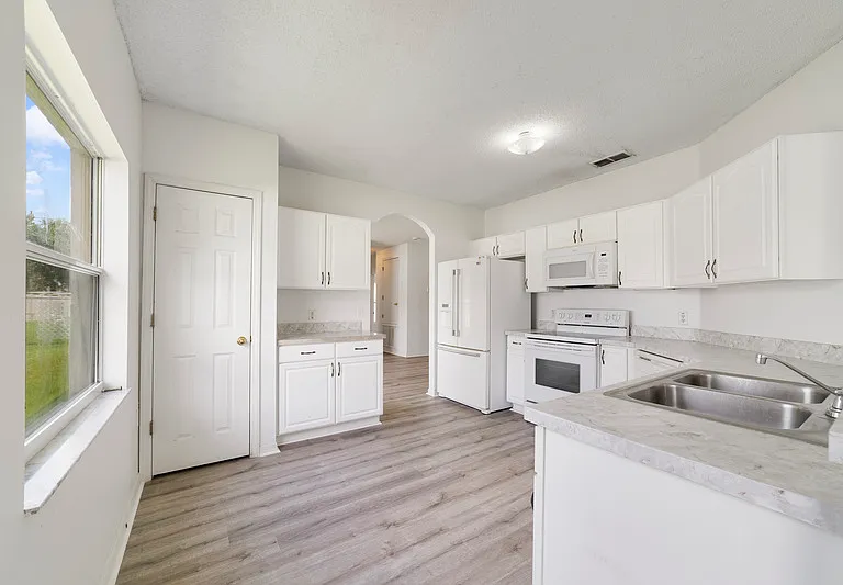 566 Hummingbird Ct — Photo 3