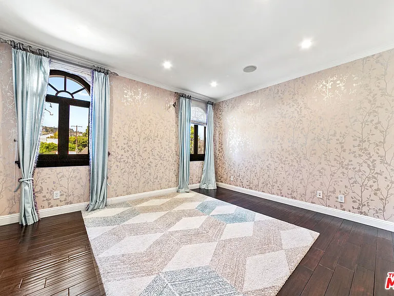 458 N Flores St — Photo 16