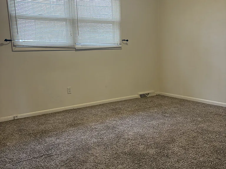 408 Amherst Dr — Photo 7