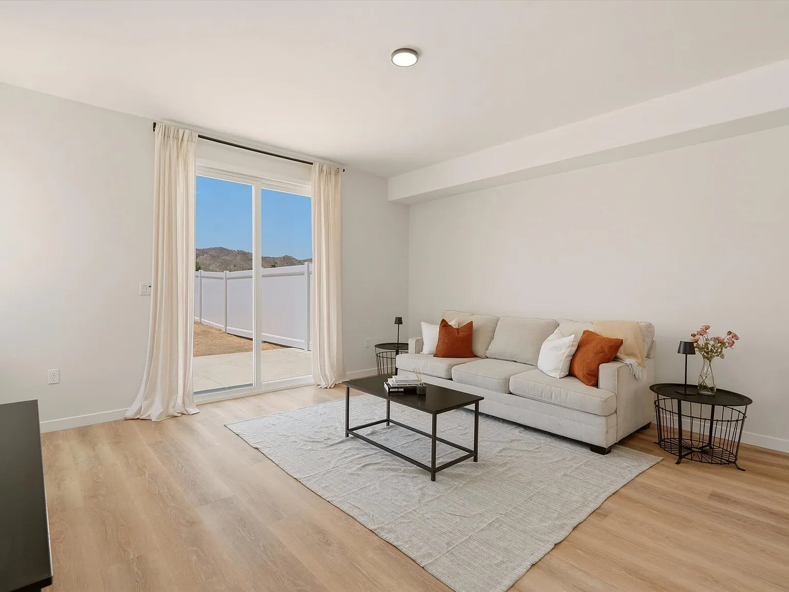 4 bed, 2.5 bath, 1950 sqft, $3,875 — Photo 4
