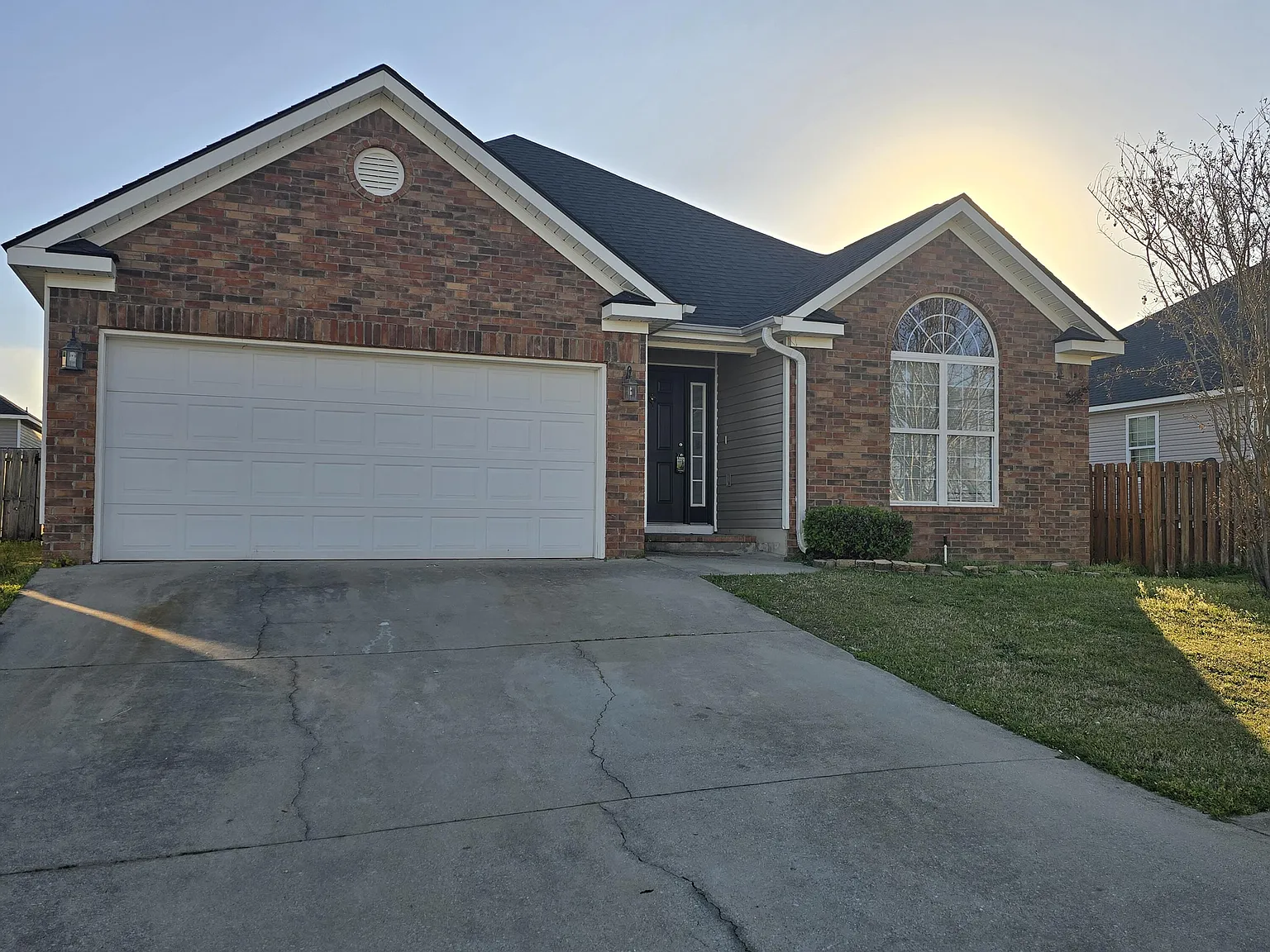 3 bed, 2.0 bath, 1437 sqft, $1,795 — Photo 2