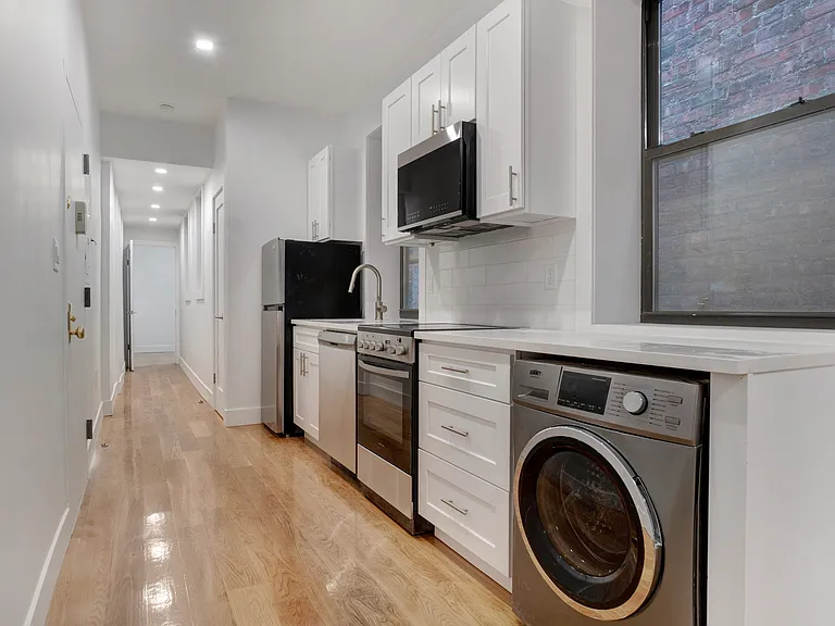 209 E 10th St #5B — Photo 2