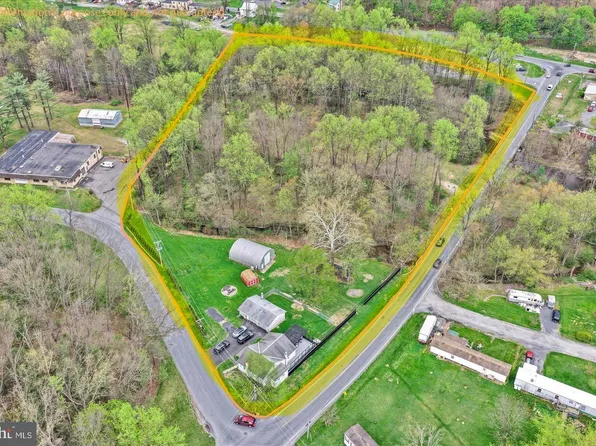 2 Lovers Ln, Pine Grove, PA 17963