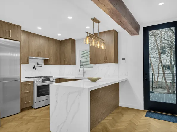 204 Richards Street image 2 of 18